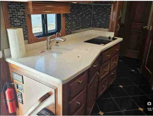 2016 Showhauler 2 Bath Cascadia Coach, 600HP, 13 Speed, 56K Miles, Available Today - Image 8
